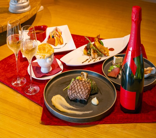 冬の夜を艶やかに染める、“この冬だけ”の赤い限定ボトルのシャンパンとクラシックナイト